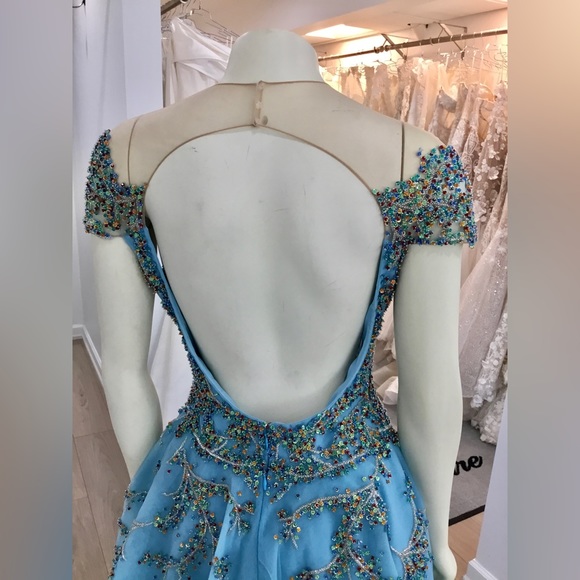 TONY WARD RTW SAMPLE SALE!! SS 2023 #30 Light Cobalt blue beaded gown - Picture 4 of 8